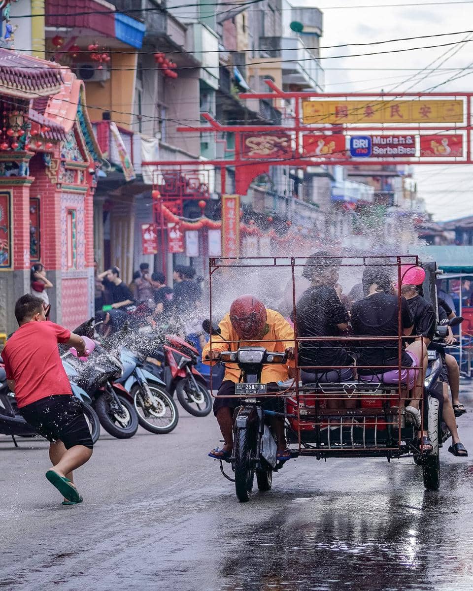 keseruan Festival Perang Air di Selatpanjang 