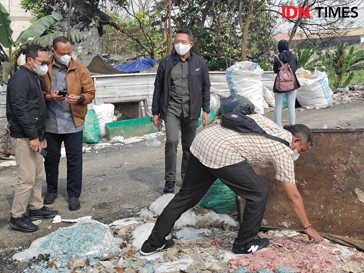 TKP penemuan cacahan uang di TPS liar Bekasi. (IDN Times/Imam Faishal) 