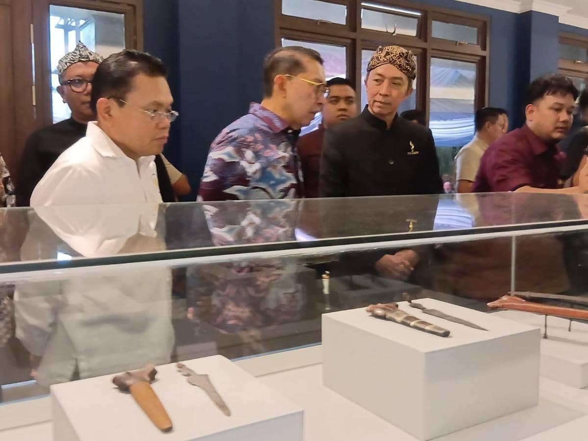 Fadli Zon Buka Pameran 60 Koleksi Benda Bersejarah di Museum Pajajaran
