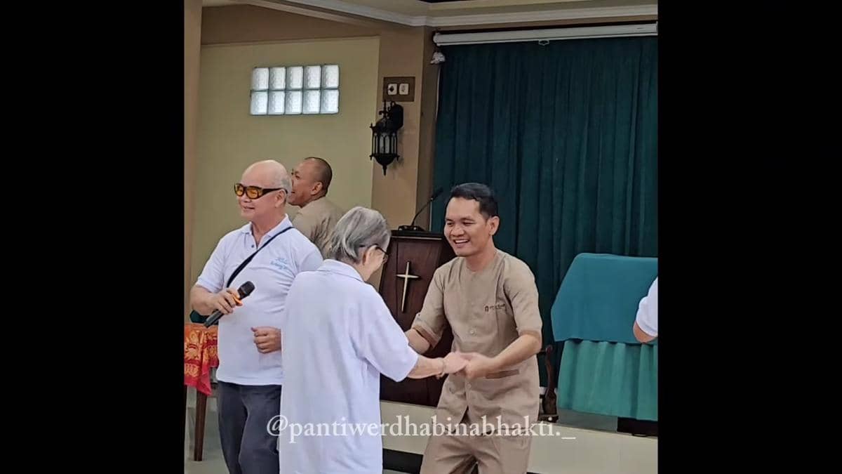 Potret cast Agak Laen 2 tunaikan nazar ke panti jompo