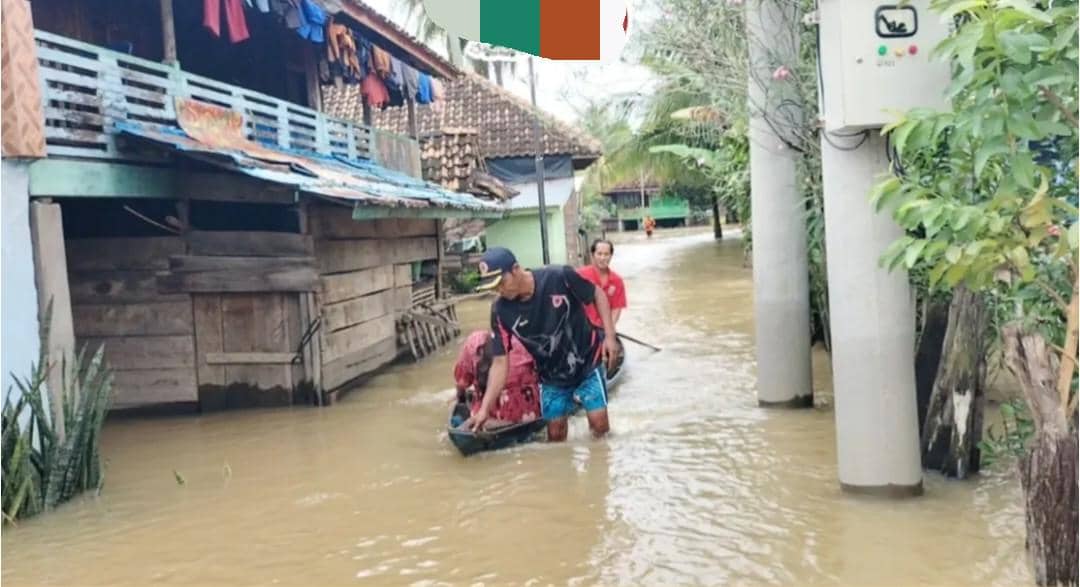 Petugas BPBD Muara Enim saat mengevakuasi warga terdampak banjir.