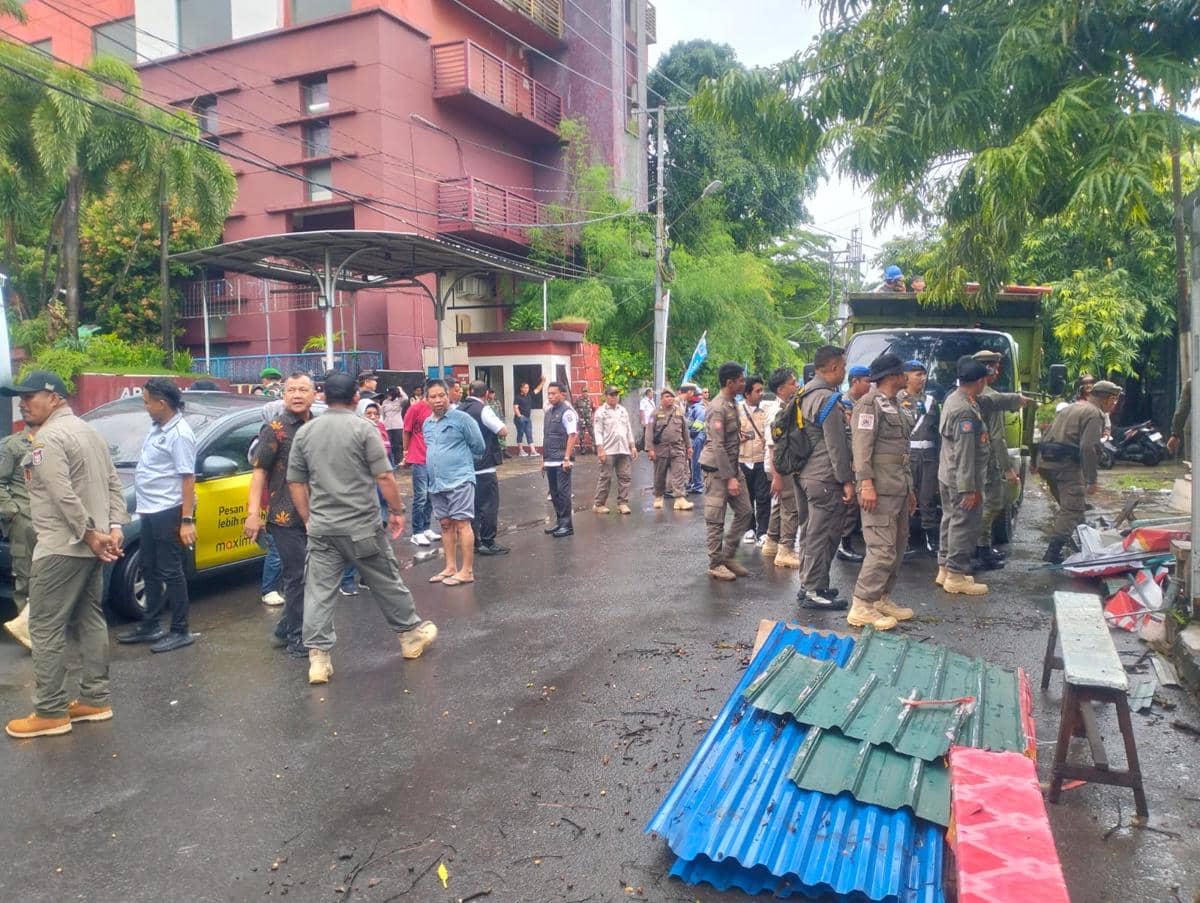 Pemerintah Kota Makassar membongkar lapak pedagang kaki lima yang berdiri di atas trotoar di wilayah Kecamatan Ujung Pandang, Rabu (4/2/2026). (Dok. Pemkot Makassar)