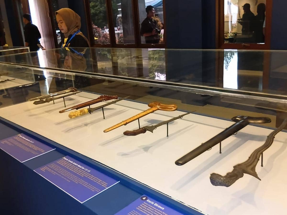 Fadli Zon Buka Pameran 60 Koleksi Benda Bersejarah di Museum Pajajaran