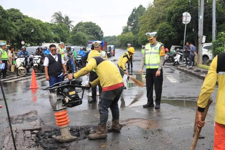 Perbaikan sementara jalan berlubang di Kota Tangerang 
