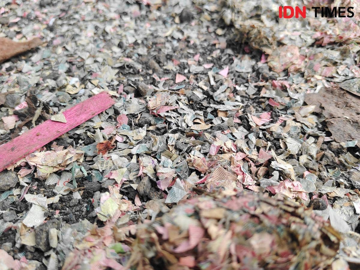 TKP penemuan cacahan uang di TPS liar Bekasi. (IDN Times/Imam Faishal) 