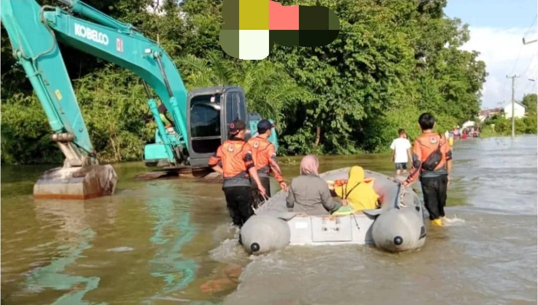 Petugas BPBD Muara Enim saat mengevakuasi warga terdampak banjir. (Dok. BPBD Muara Enim)