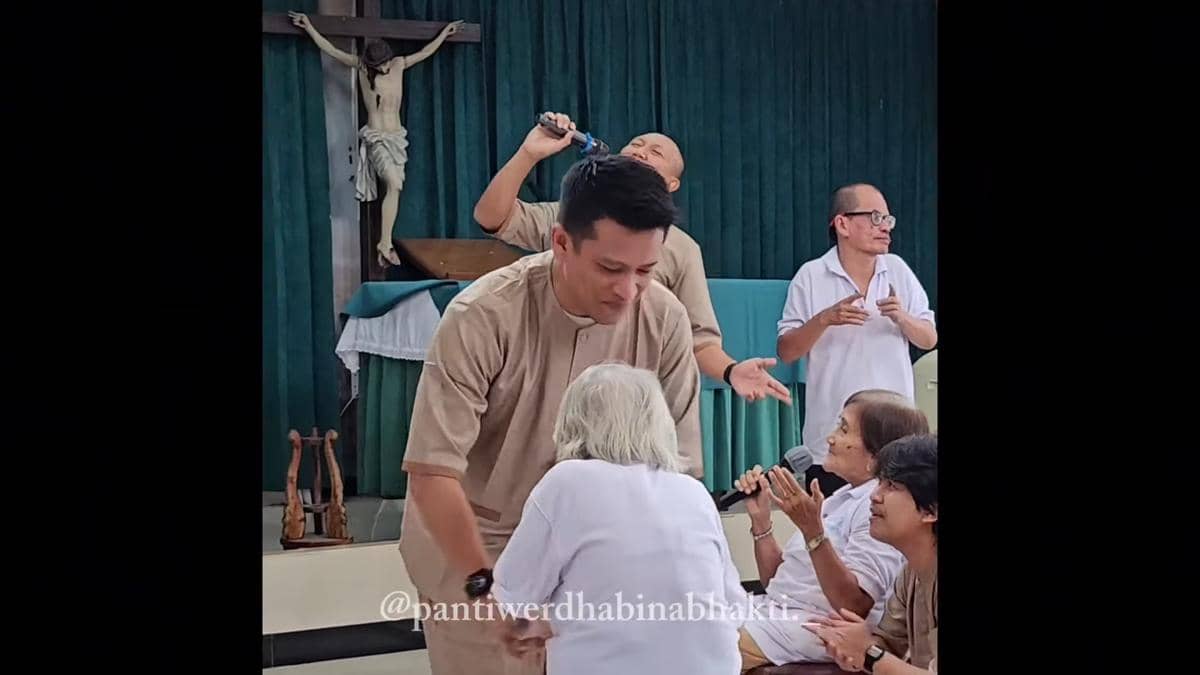 Potret cast Agak Laen 2 tunaikan nazar ke panti jompo