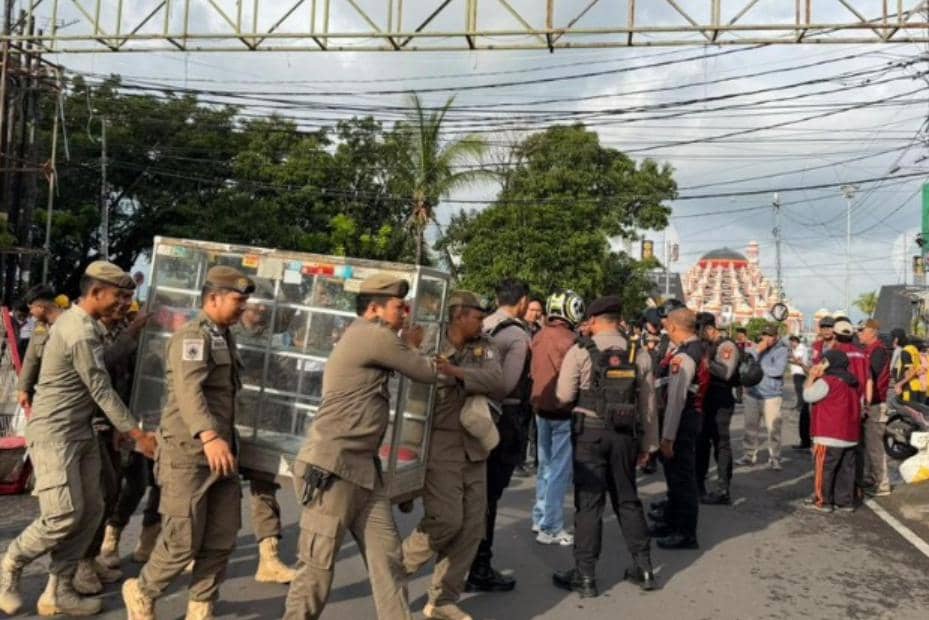 Pemerintah Kota Makassar membongkar lapak pedagang kaki lima yang berdiri di atas trotoar di wilayah Kecamatan Ujung Pandang, Rabu (4/2/2026). (Dok. Pemkot Makassar)