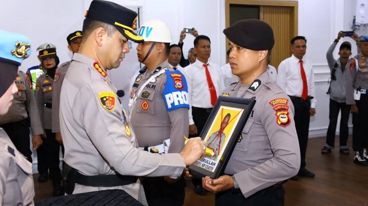 Kapolrestabes Makassar, Kombes Pol Arya Perdana coret foto Brigpol Nasrullah sebagai simbol pemecetan anggota Polri, Kamis, (5/2/2026). (Dok. Humas Polrestabes Makassar).