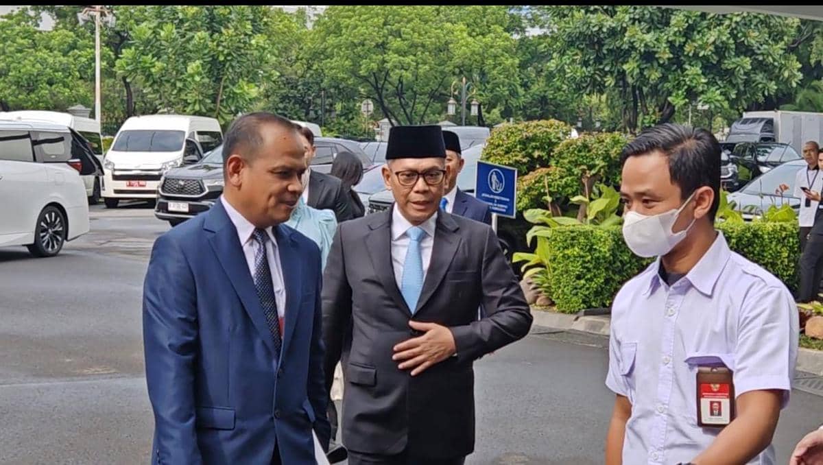 Adies Kadir tiba di Istana Kepresidenan Jakarta jelang pengucapan sumpah jabatan hakim MK.