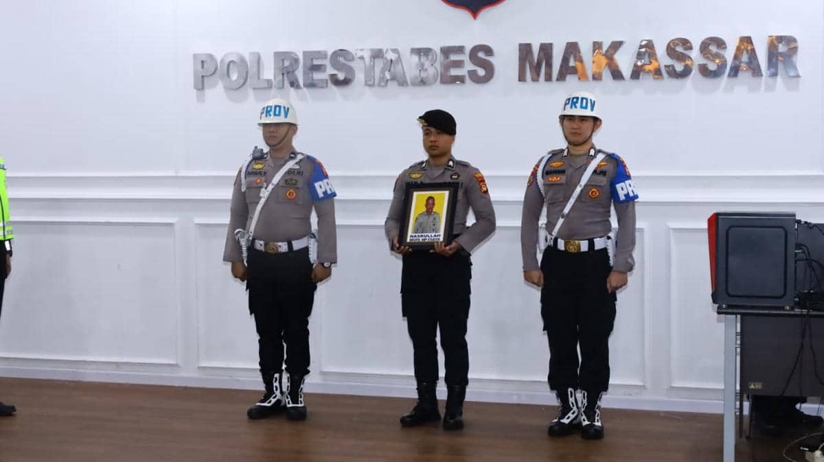 Upacara PTDH Brigpol Nasrullah sebagai simbol pemecetan anggota Polri digelar di Aula Polrestabes Makassar, Kamis, (5/2/2026). (Dok. Humas Polrestabes Makassar).