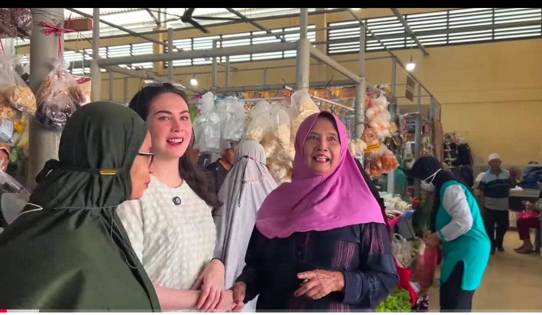 potret Arumi Bachsin borong belanja di Pasar Karah Baru