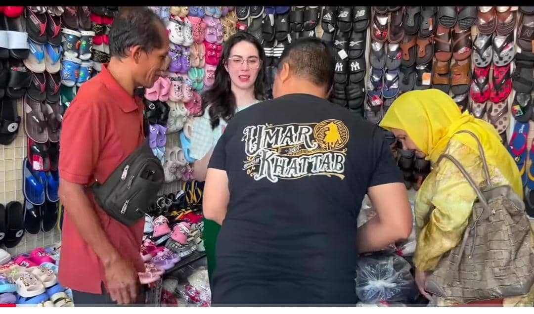 potret Arumi Bachsin borong belanja di Pasar Karah Baru