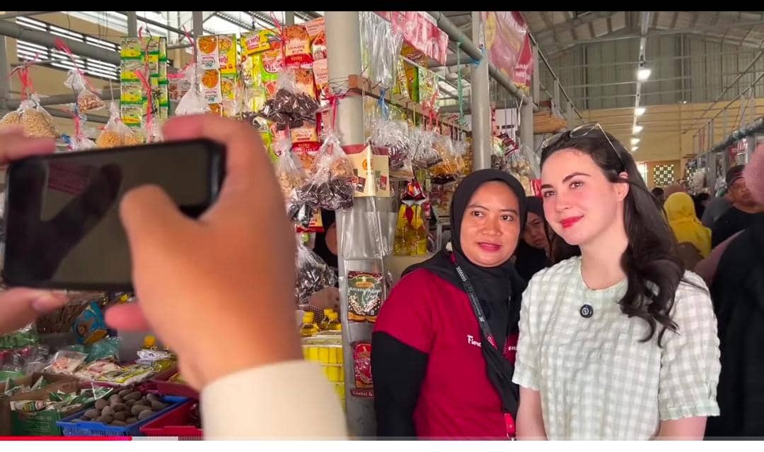 potret Arumi Bachsin borong belanja di Pasar Karah Baru