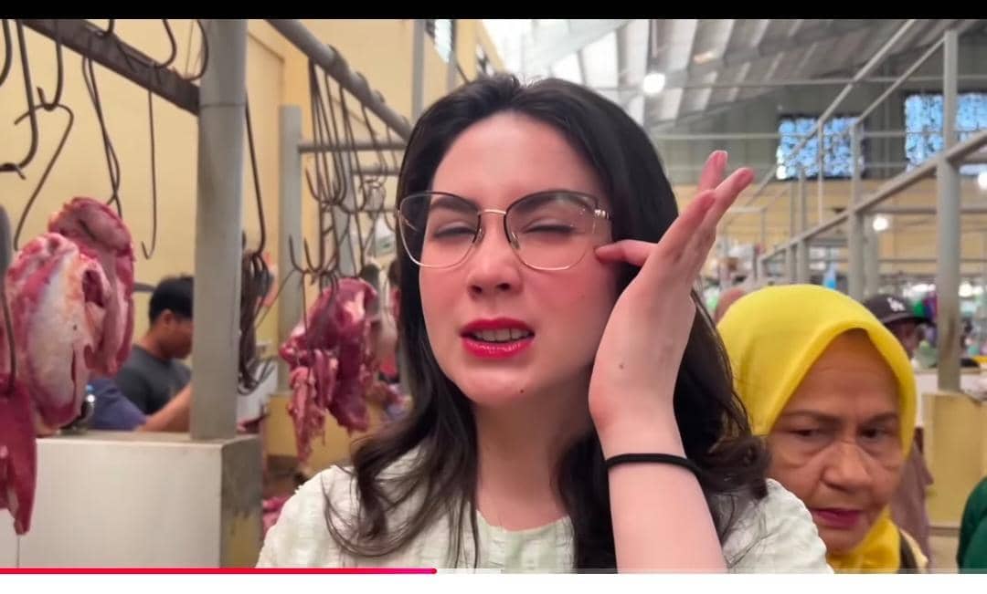 potret Arumi Bachsin borong belanja di Pasar Karah Baru