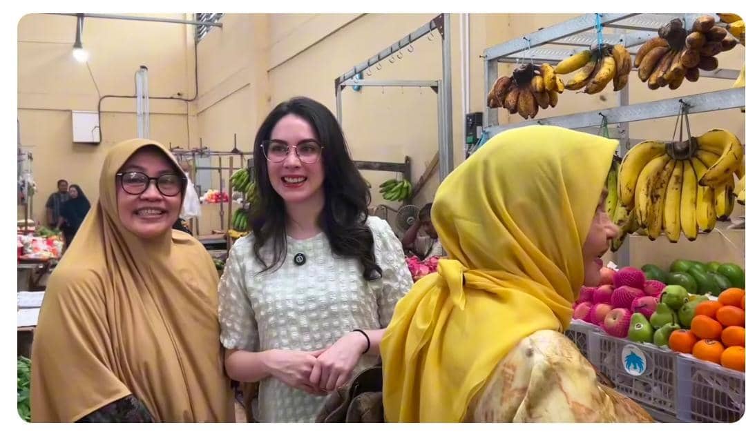 potret Arumi Bachsin borong belanja di Pasar Karah Baru