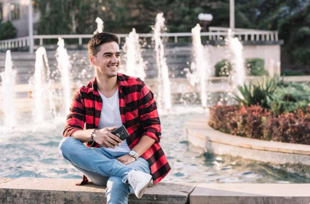 ilustrasi pria tersenyum