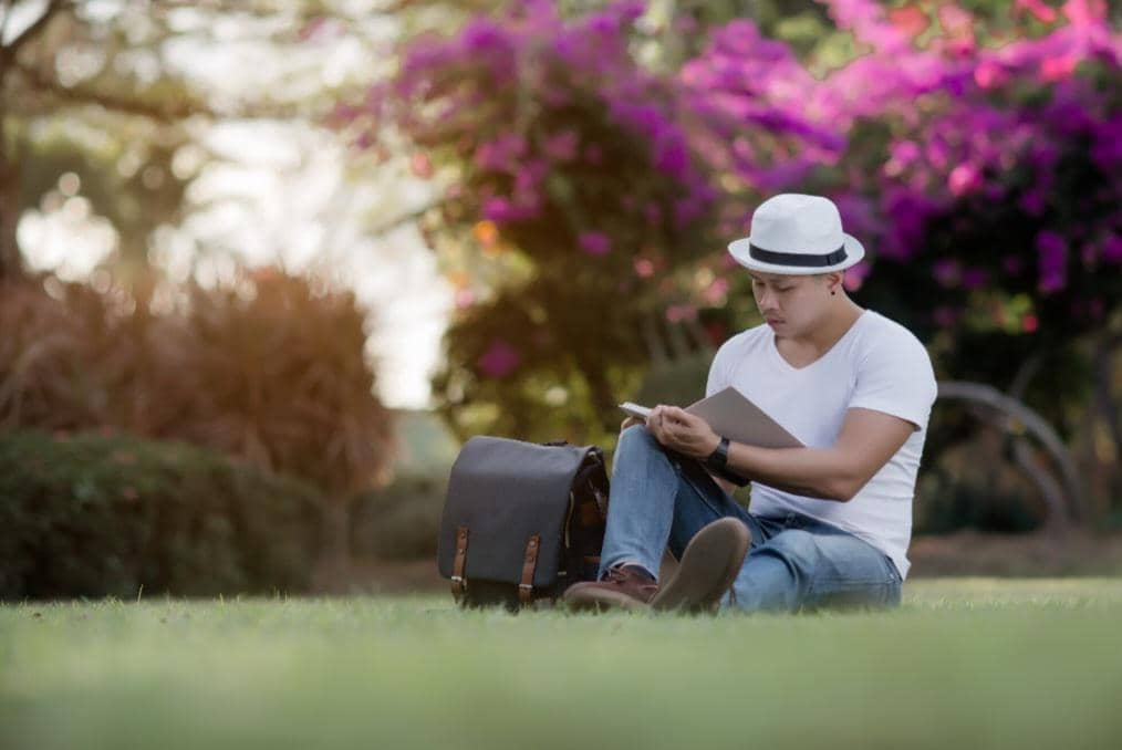 ilustrasi pria menulis