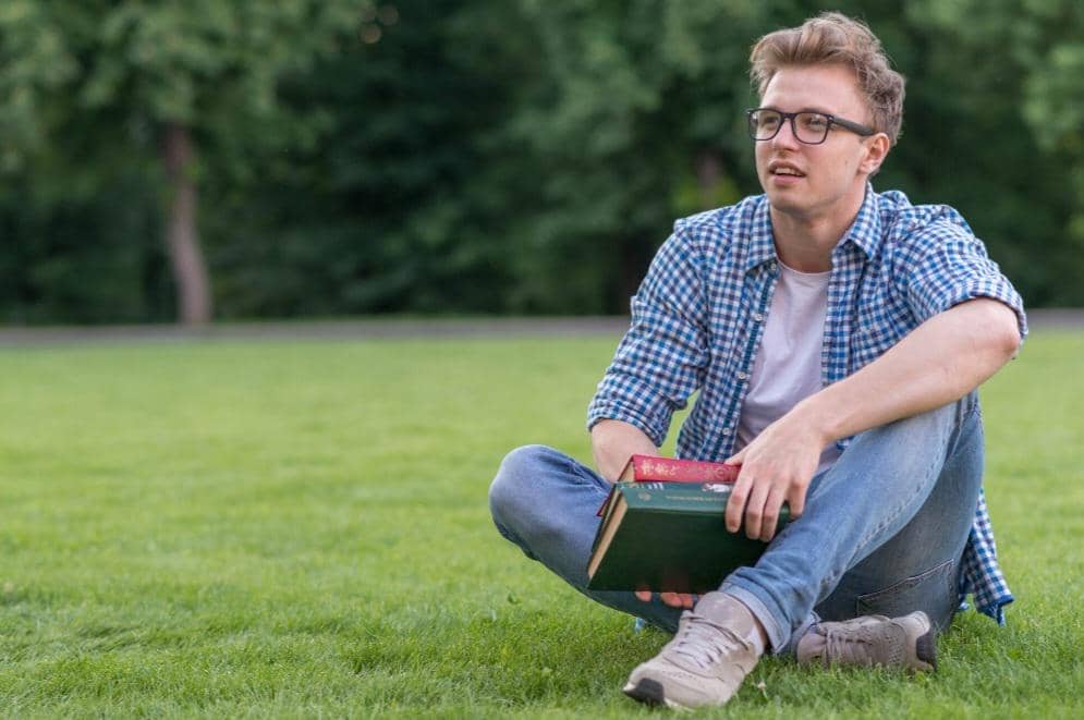 ilustrasi pria membaca buku