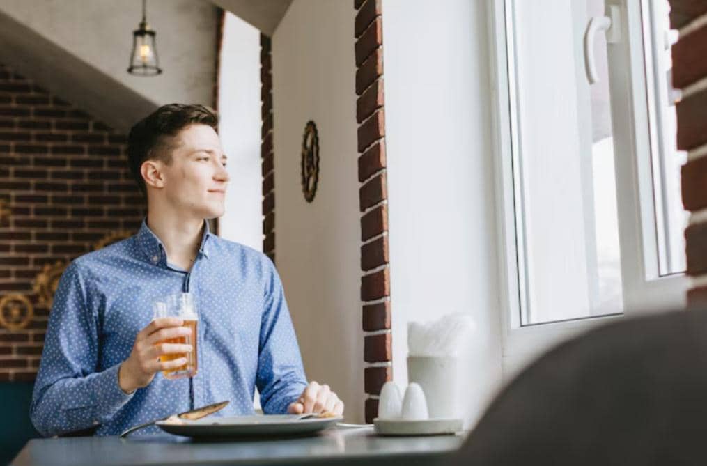 ilustrasi pria merenung