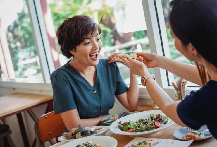 Menikmati makanan bersama teman .