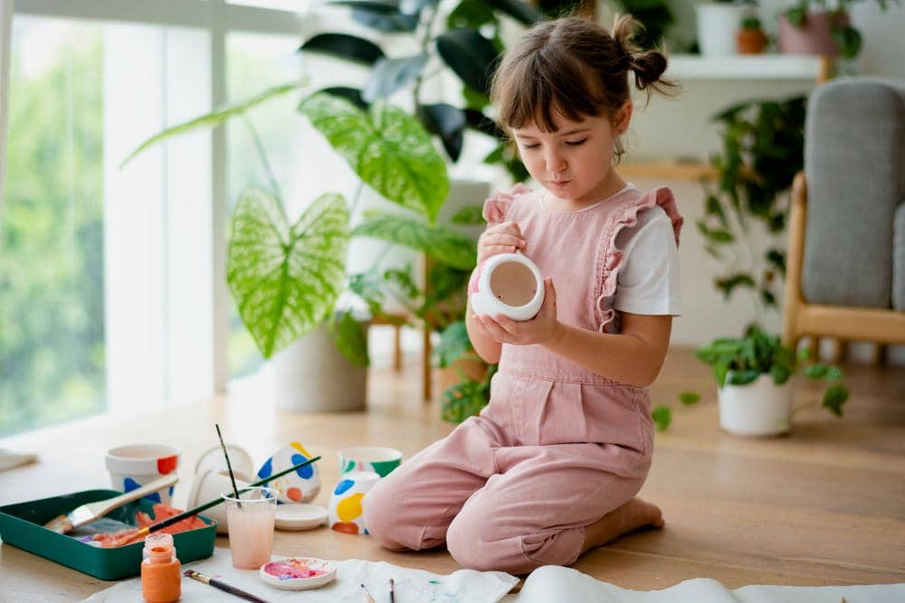 Seorang anak perempuan yang kreatif