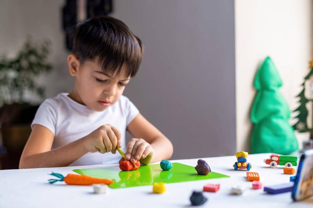 Seorang anak laki-laki yang kreatif