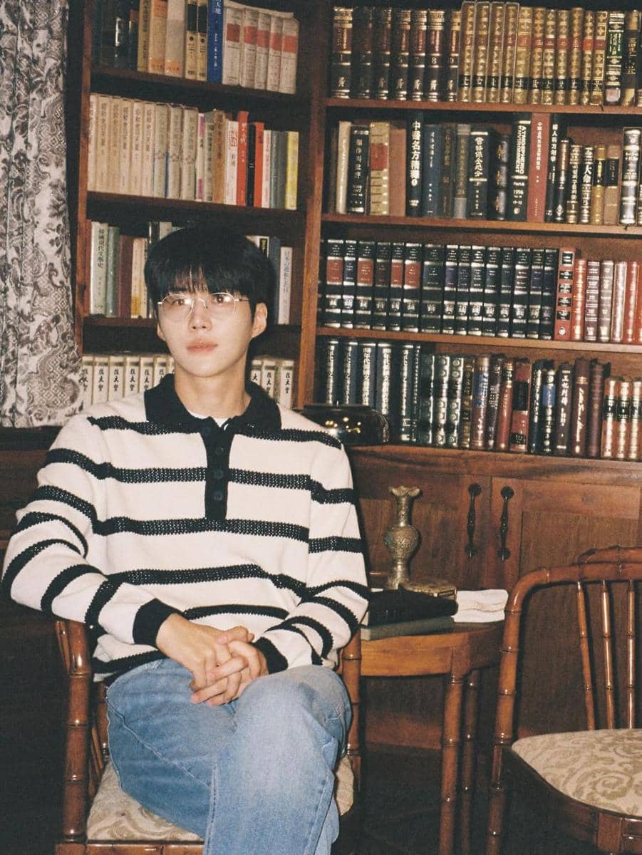 ide padu padan sweater ala Kim Seon Ho