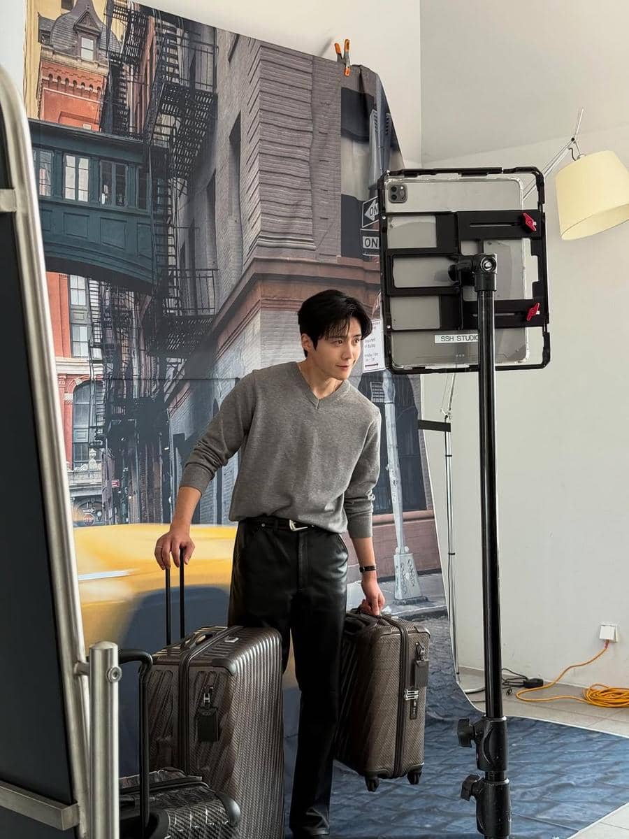 inspirasi gaya clean outfit ala Kim Seon Ho