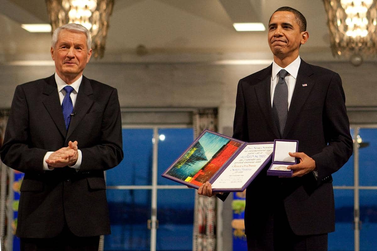 Ketua Komite Nobel Thorbjorn Jagland menyerahkan medali dan diploma Hadiah Nobel kepada mantan Presiden AS Barack Obama