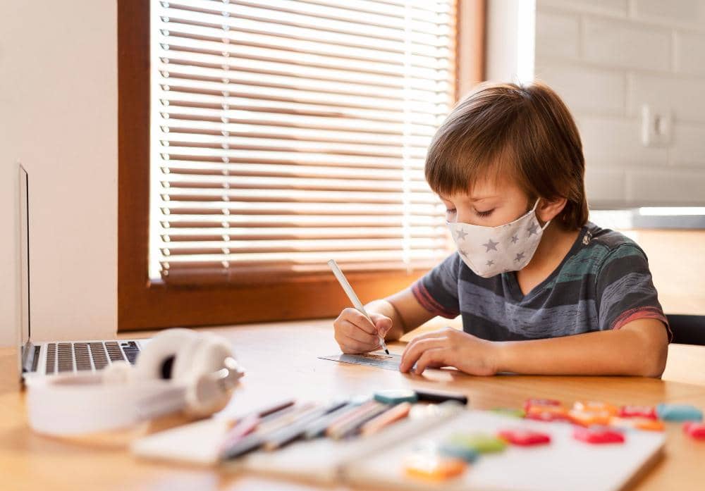 Seorang anak laki-laki yang kreatif