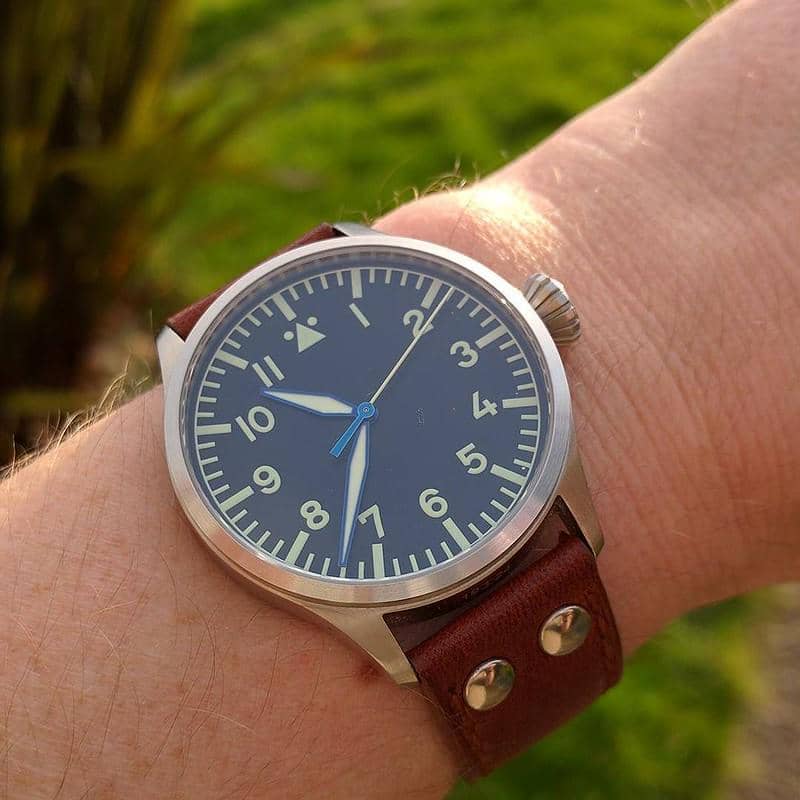 ilustrasi jam tangan flieger 