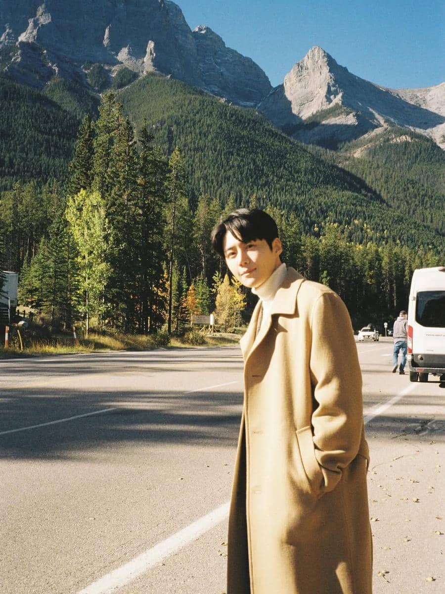 ide padu padan sweater ala Kim Seon Ho