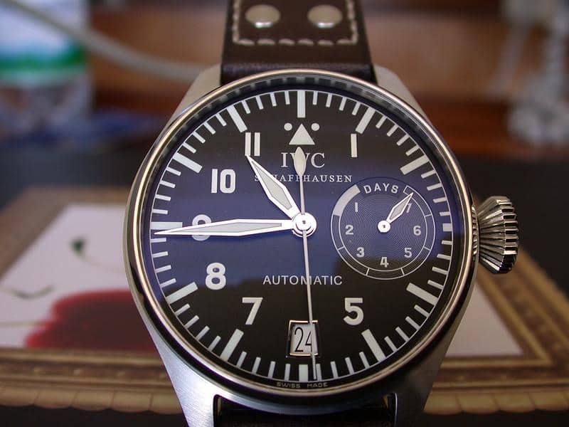 ilustrasi jam tangan flieger 