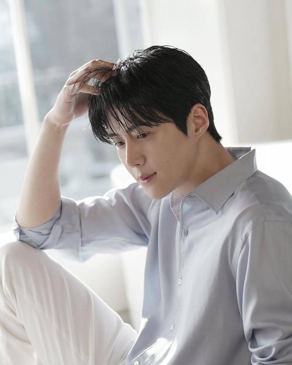 inspirasi gaya clean outfit ala Kim Seon Ho