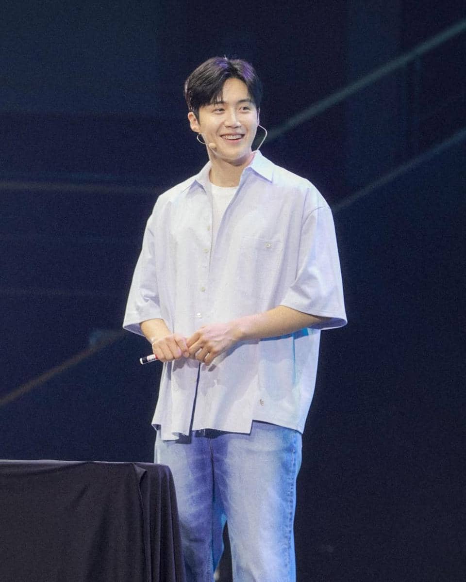 inspirasi gaya clean outfit ala Kim Seon Ho