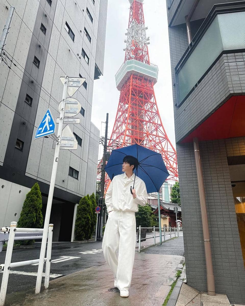 inspirasi gaya clean outfit ala Kim Seon Ho