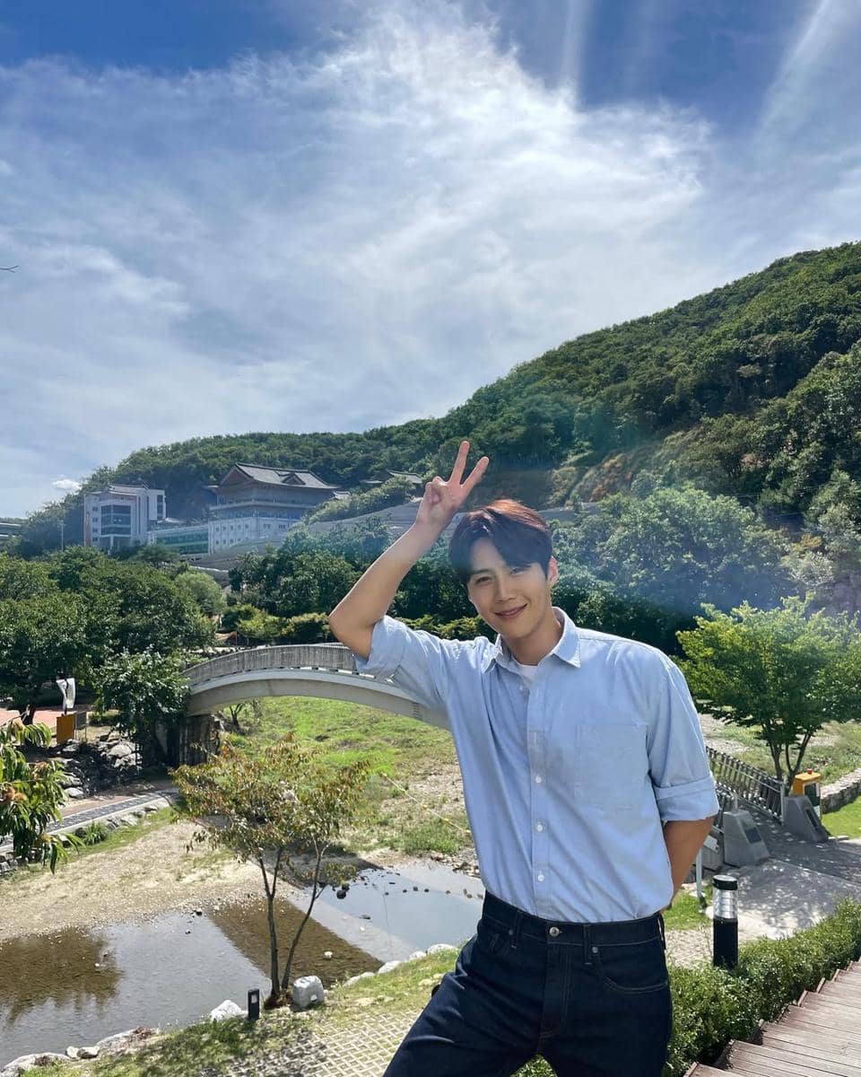 inspirasi gaya clean outfit ala Kim Seon Ho