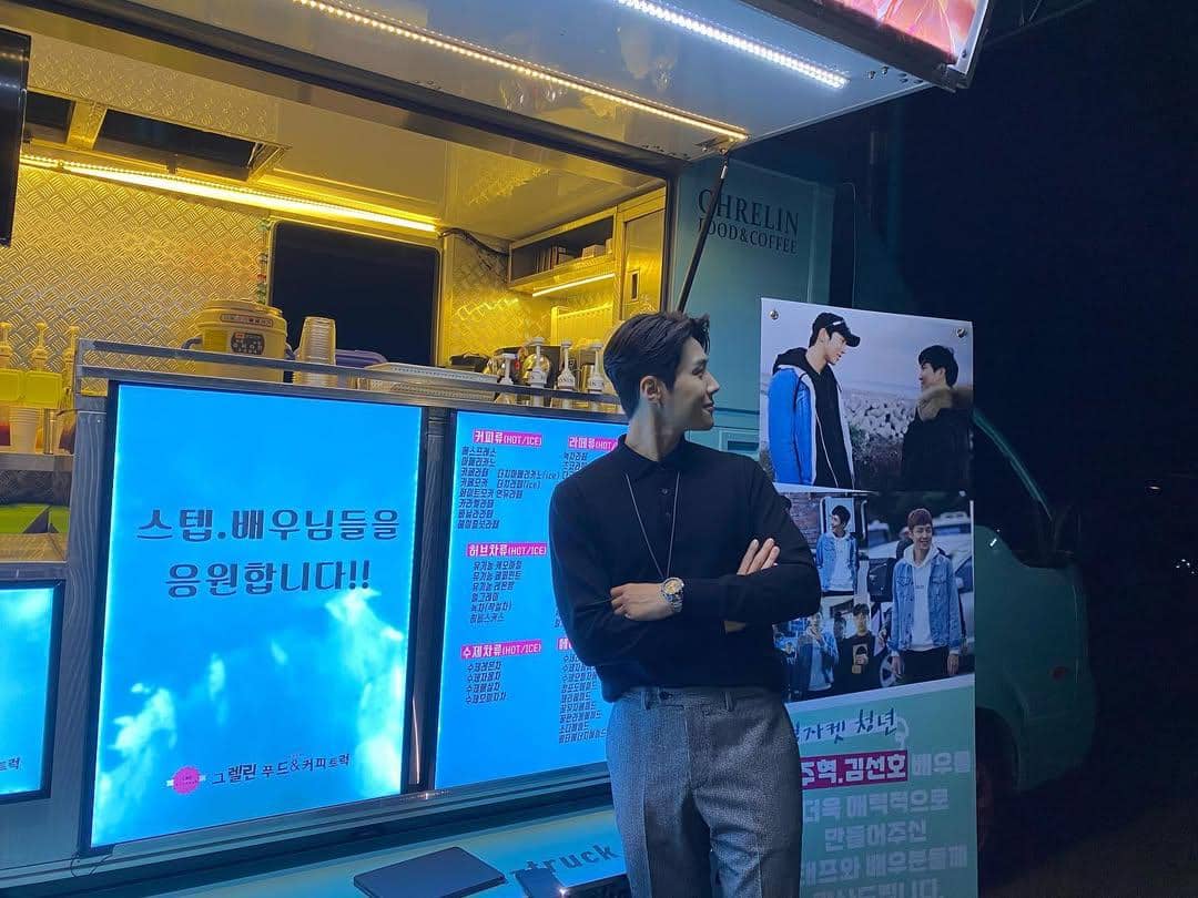 inspirasi gaya clean outfit ala Kim Seon Ho