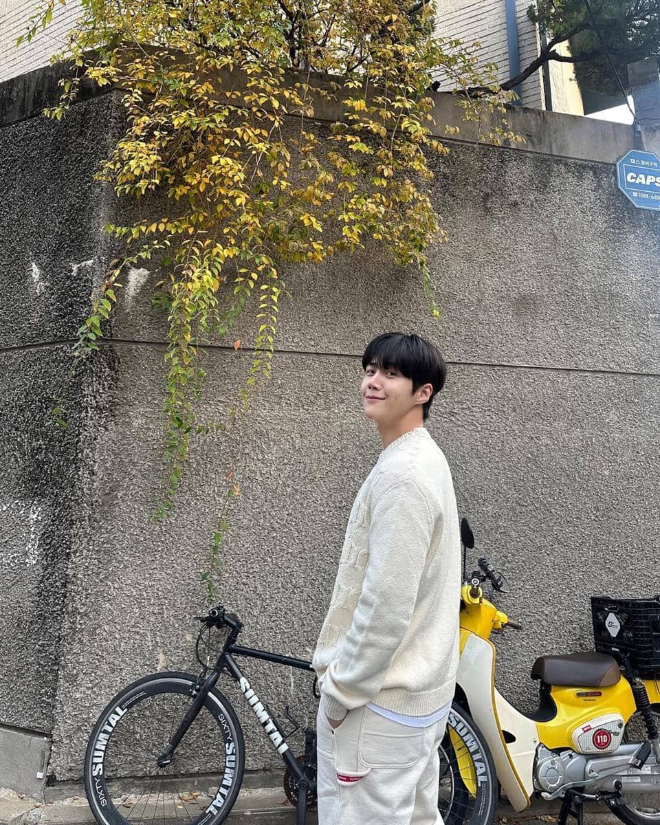 ide padu padan sweater ala Kim Seon Ho