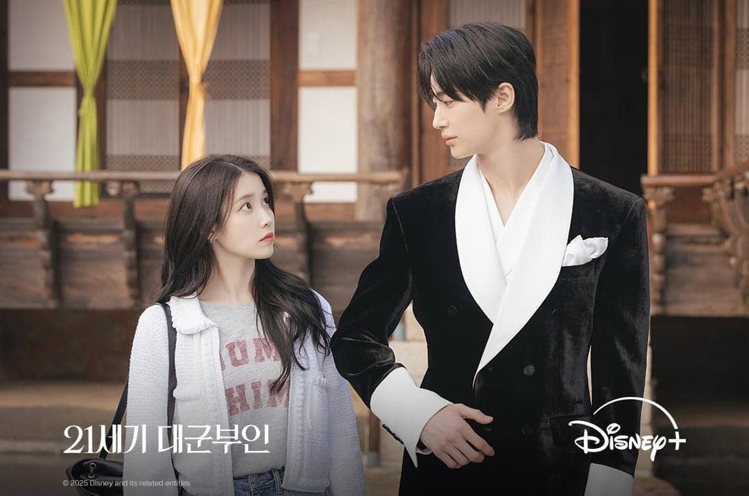 IU dan Byeon Woo Seok di drama Perfect Crown