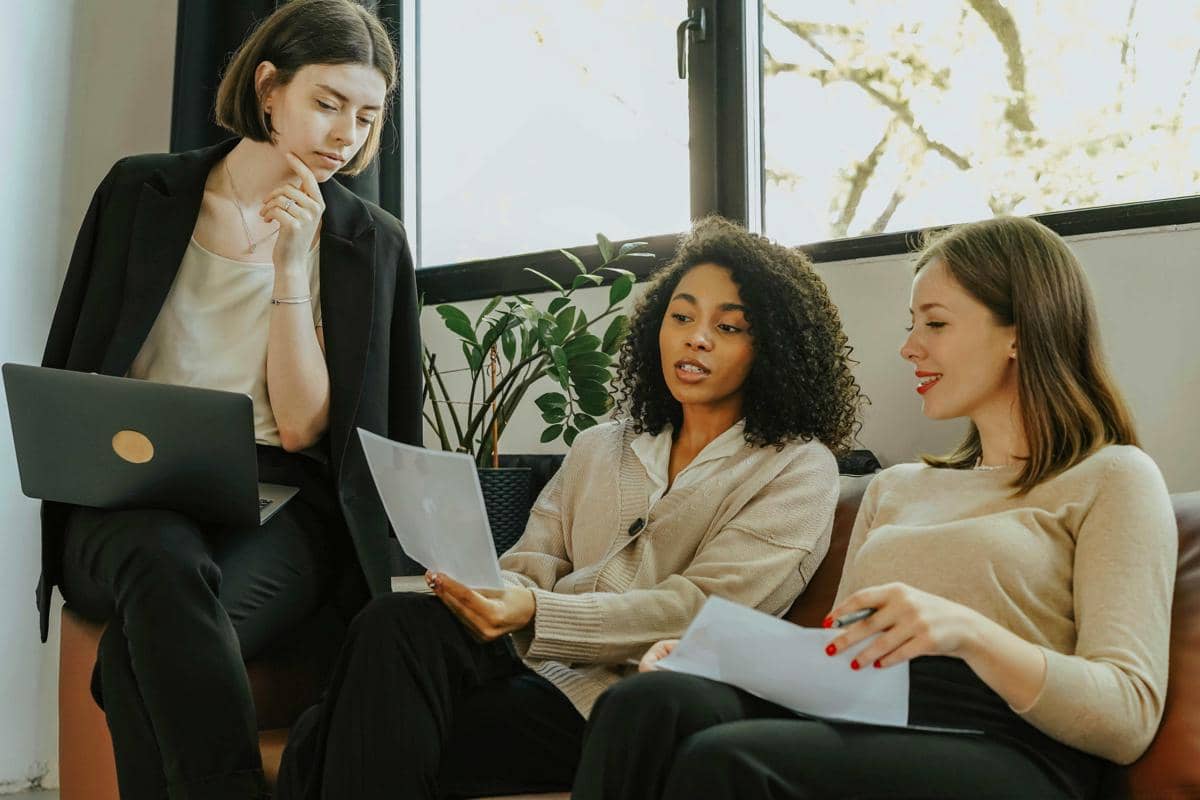 ilustrasi perempuan sedang bekerja 