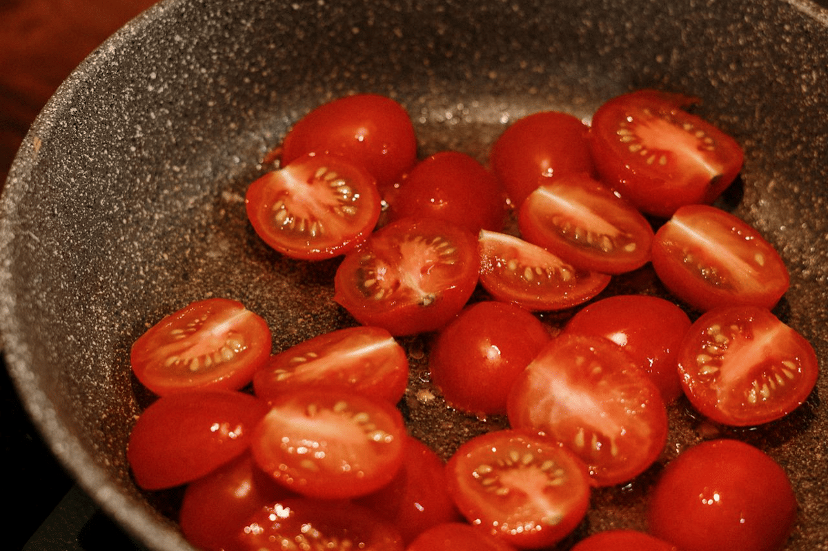 ilustrasi membuat tomato confit