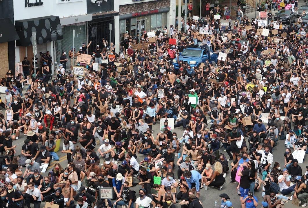 Orang-orang sedang berdemo.