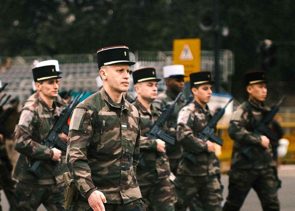 Tentara sedang berjalan.