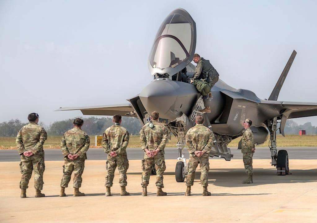 Pasukan angkatan udara sedang melaksanakan tugas.