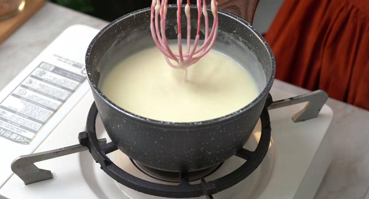 ilustrasi membuat vla susu