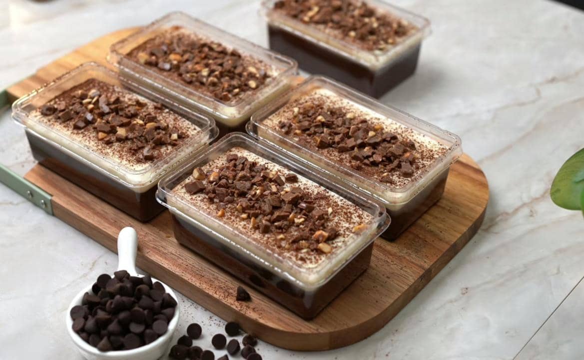 ilustrasi puding cokelat topping SilverQueen