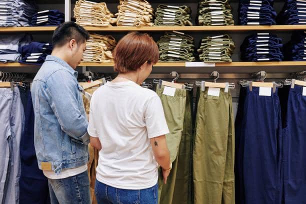 ilustrasi pria belanja celana 