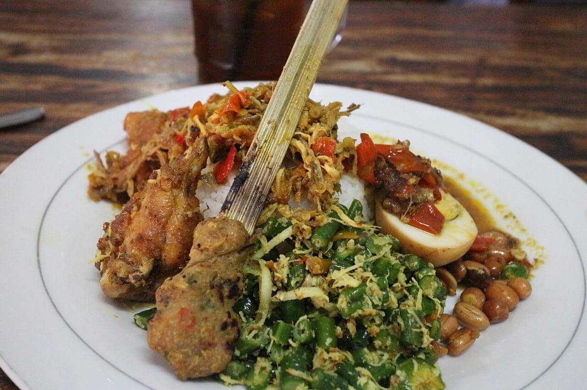 ilustrasi nasi campur khas Bali yang dilengkapi lawar